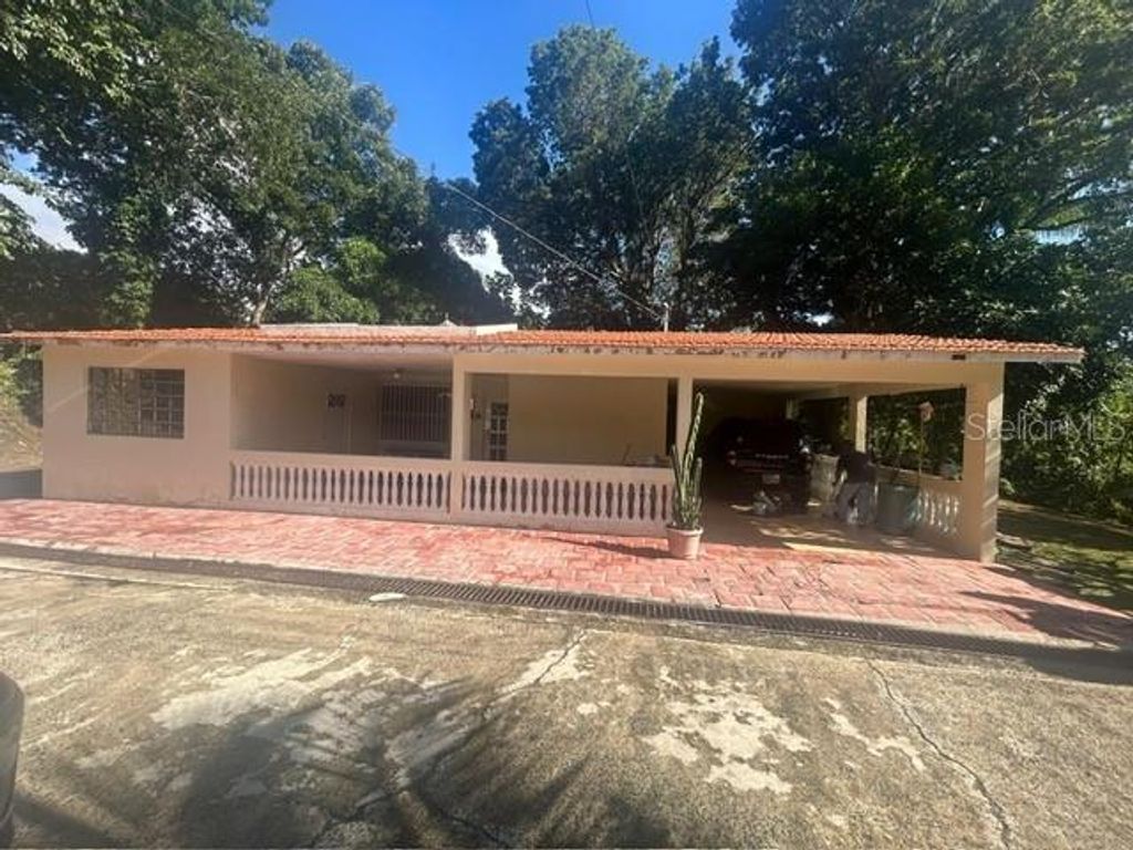 A URB. LA ESMERALDA, Caguas, PR 00727