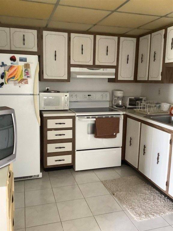 Image 10 of property listing at Address unavailable.