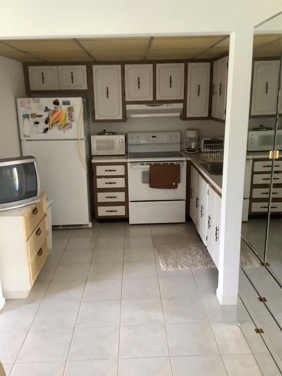 Image 6 of property listing at Address unavailable.