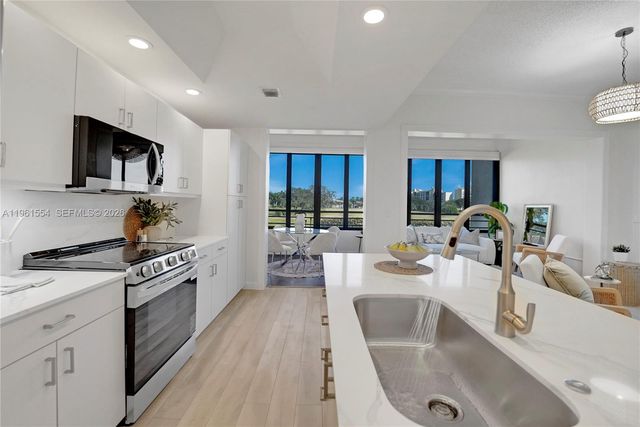 7460 La Paz Blvd 202, Boca Raton, FL 33433