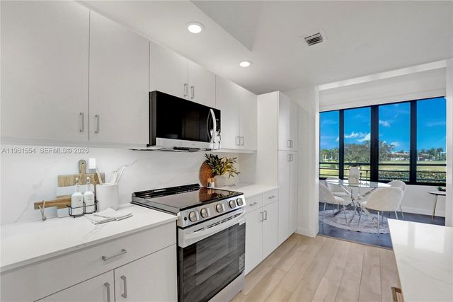 7460 La Paz Blvd 202, Boca Raton, FL 33433