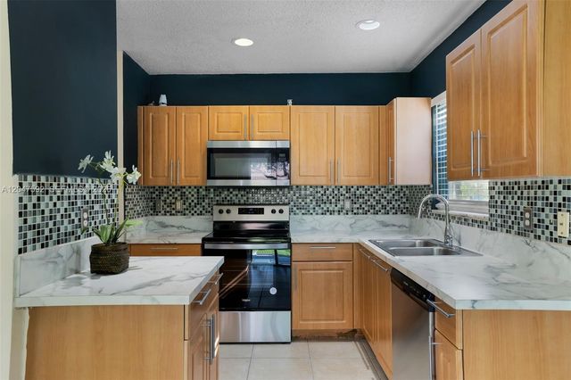 9820 NW 24th Ct, Sunrise, FL 33322