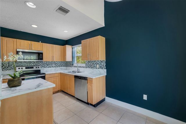 9820 NW 24th Ct, Sunrise, FL 33322