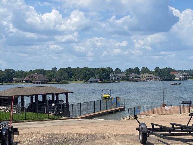 423 Paradise Lane, Montgomery, TX 77356