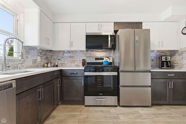 6568 W Roscoe Street 2N, Chicago, IL 60634