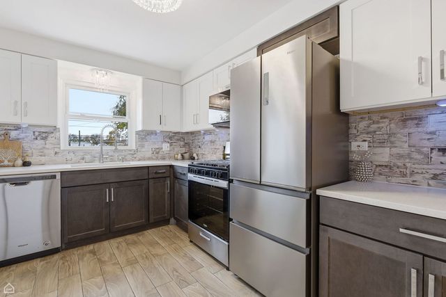 6568 W Roscoe Street 2N, Chicago, IL 60634