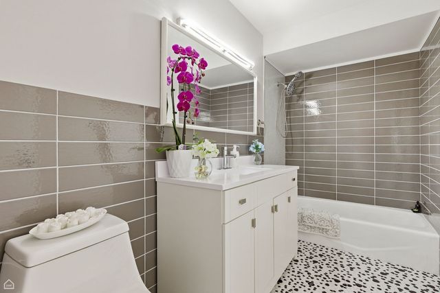 6568 W Roscoe Street 2N, Chicago, IL 60634