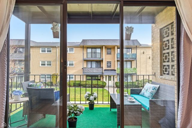 6568 W Roscoe Street 2N, Chicago, IL 60634