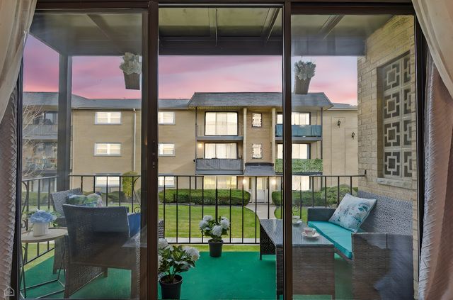 6568 W Roscoe Street 2N, Chicago, IL 60634