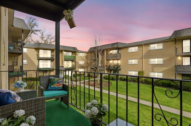 6568 W Roscoe Street 2N, Chicago, IL 60634