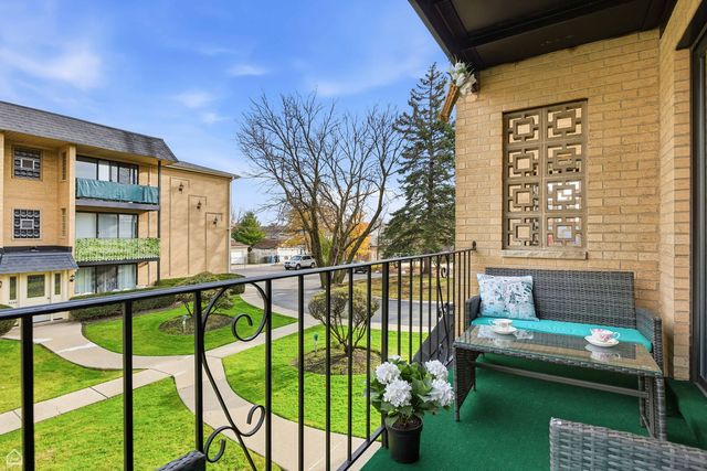 6568 W Roscoe Street 2N, Chicago, IL 60634