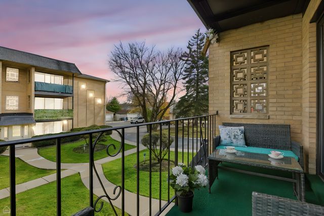 6568 W Roscoe Street 2N, Chicago, IL 60634