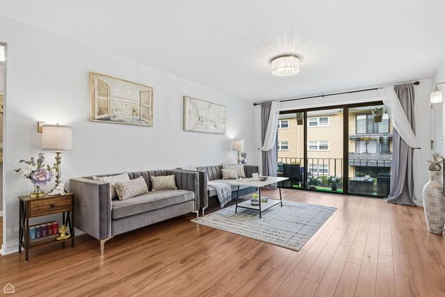 6568 W Roscoe Street 2N, Chicago, IL 60634