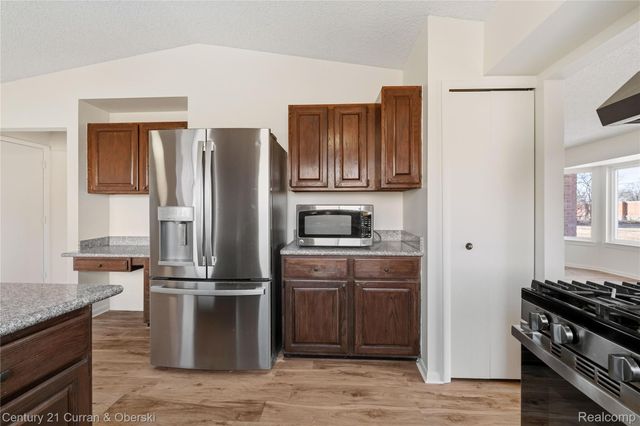 17098 Coral Gables Street, Southfield, MI 48076