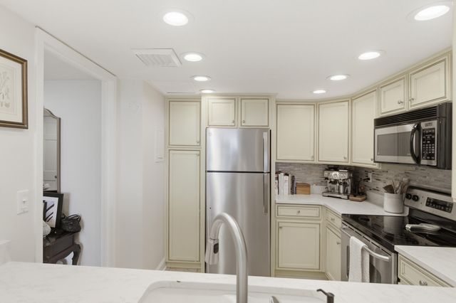 14 Lockwood Drive Apt 9j, Charleston, SC 29401