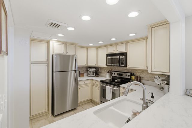 14 Lockwood Drive Apt 9j, Charleston, SC 29401