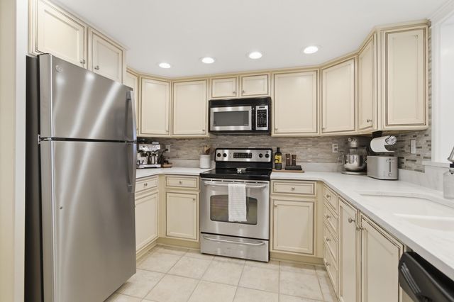 14 Lockwood Drive Apt 9j, Charleston, SC 29401