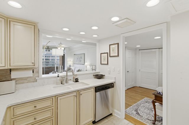14 Lockwood Drive Apt 9j, Charleston, SC 29401