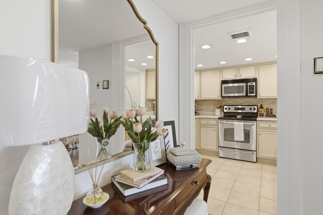 14 Lockwood Drive Apt 9j, Charleston, SC 29401