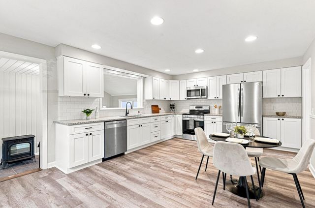 3 Maplelawn Dr, Monson, MA 01057