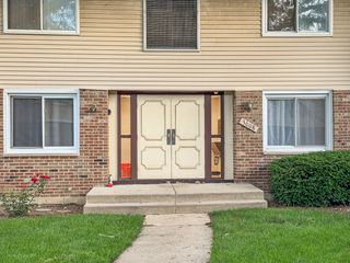3008 Roberts Drive 7, Woodridge, IL 60517