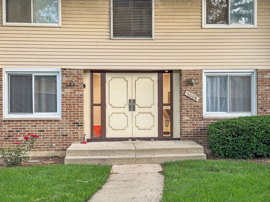 3008 Roberts Drive 7, Woodridge, IL 60517