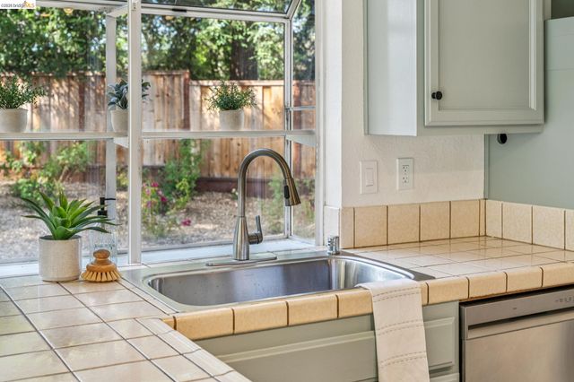 5672 Torrey Pine Ct, El Sobrante, CA 94803