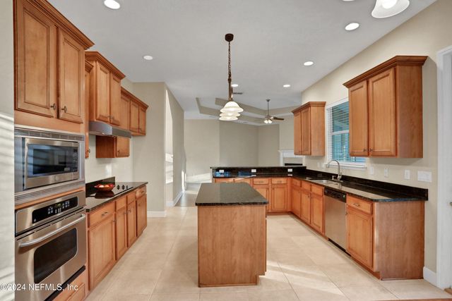 2176 AUTUMN COVE Circle, Fleming Island, FL 32003
