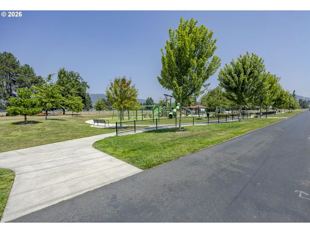 2674 26TH Loop, Springfield, OR 97477