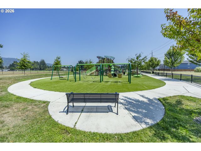 2674 26TH Loop, Springfield, OR 97477