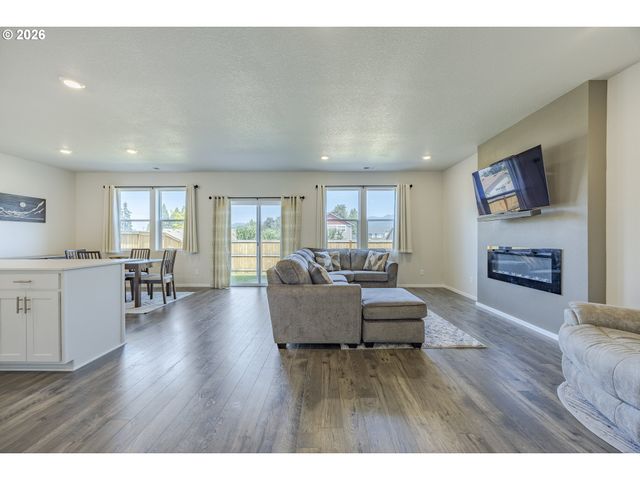 2674 26TH Loop, Springfield, OR 97477