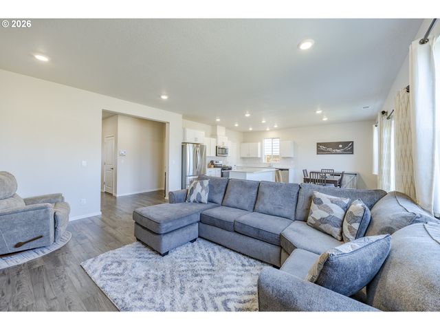 2674 26TH Loop, Springfield, OR 97477