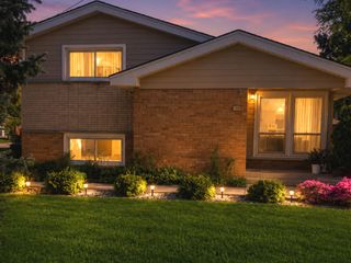 7901 W 93rd Street, Hickory Hills, IL 60457