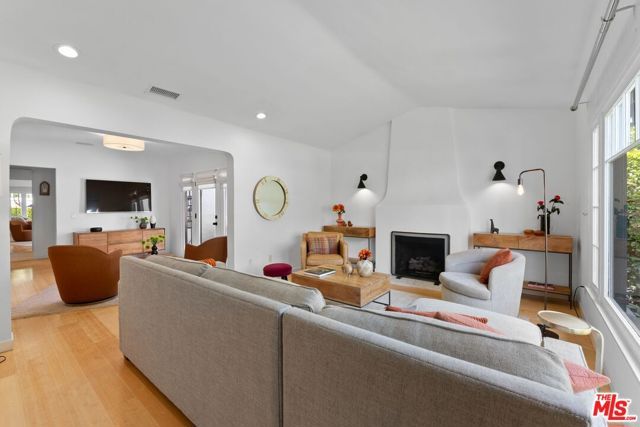 8814 Rosewood Avenue, Los Angeles, CA 90048