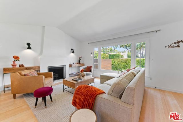 8814 Rosewood Avenue, Los Angeles, CA 90048