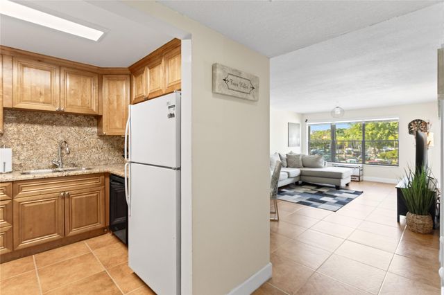 2312 S Cypress Bend Dr 205, Pompano Beach, FL 33069