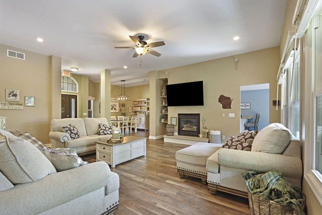 W913 Washington AVENUE, Burlington, WI 53105