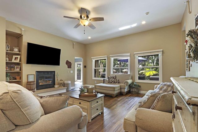 W913 Washington AVENUE, Burlington, WI 53105