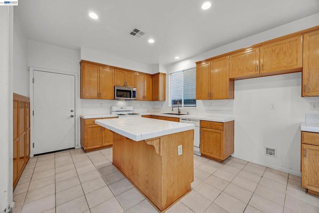 448 Burlington Dr, Tracy, CA 95376