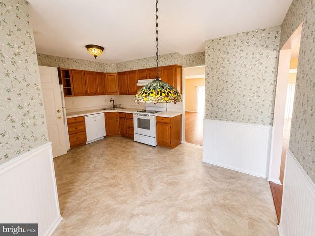 17 FARNWOOD RD, Mount Laurel, NJ 08054