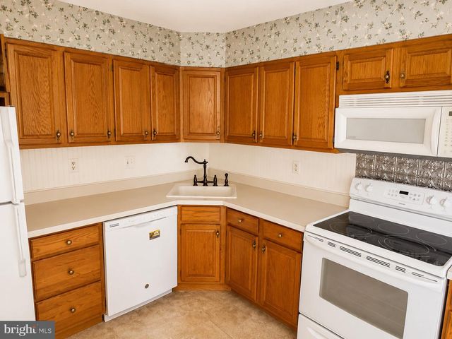 17 FARNWOOD RD, Mount Laurel, NJ 08054