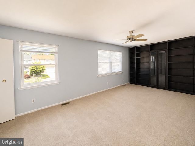 17 FARNWOOD RD, Mount Laurel, NJ 08054
