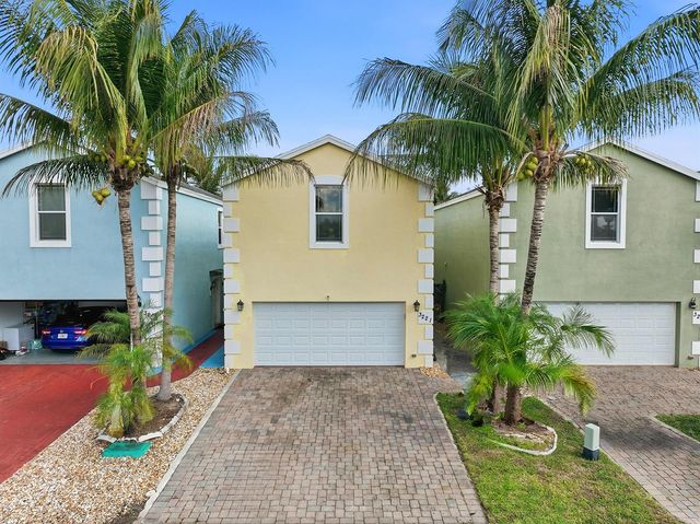 3221 Johns Place, Palm Springs, FL 33461