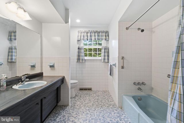1111 UNIVERSITY DR, Yardley, PA 19067