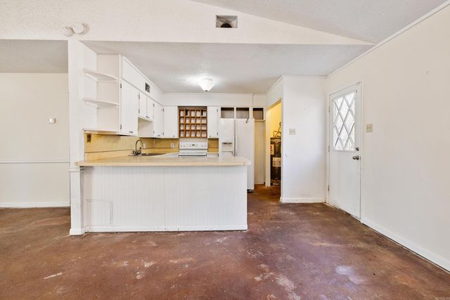 8422 Robinwood Dr, Mabelvale, AR 72103