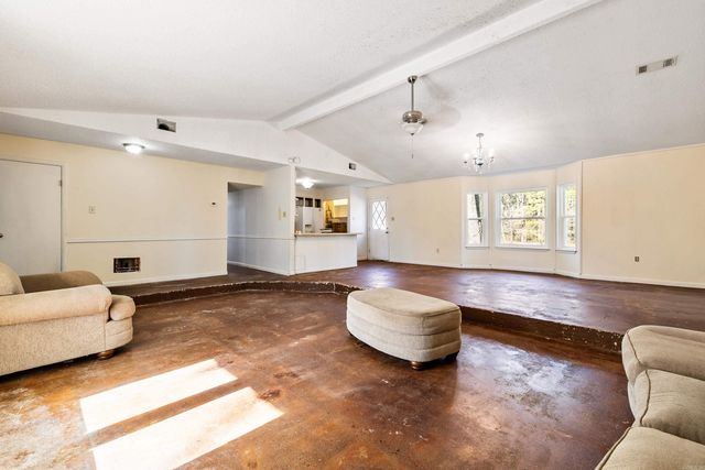 8422 Robinwood Dr, Mabelvale, AR 72103