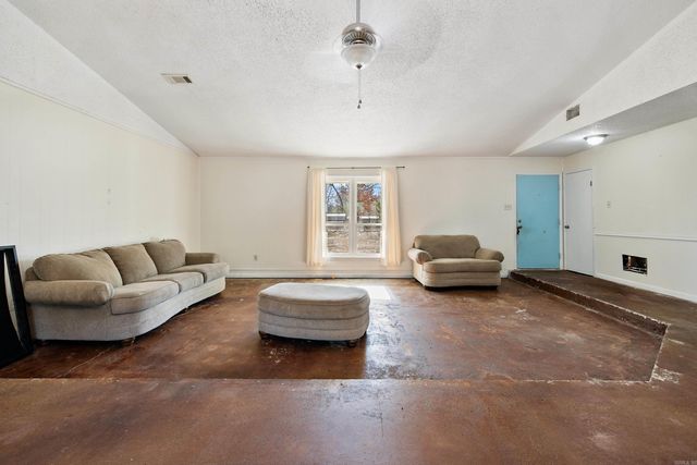 8422 Robinwood Dr, Mabelvale, AR 72103