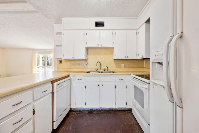 8422 Robinwood Dr, Mabelvale, AR 72103