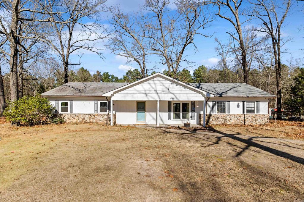 8422 Robinwood Dr, Mabelvale, AR 72103