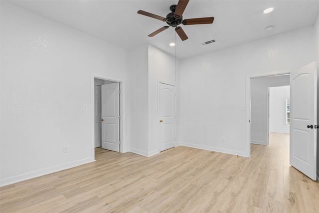 512 E Willingham Street, Cleburne, TX 76031